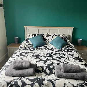 Holiday home Claygate Place - Entire 2 Bed House, Off Street Parking - Perfect For Breaks Or Contractors, Nottingham